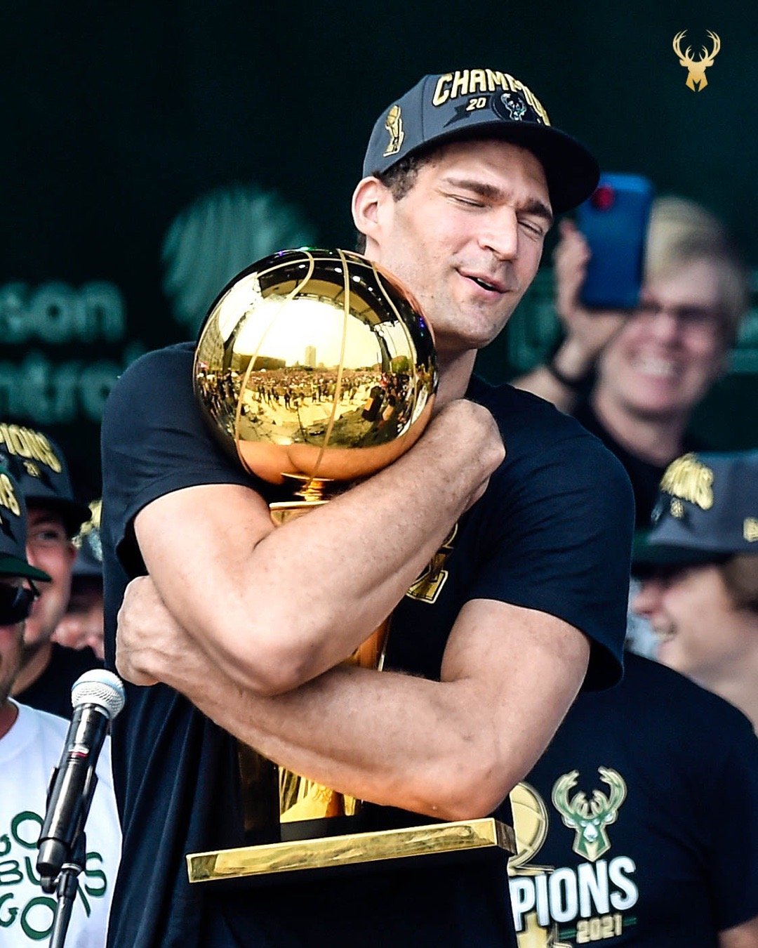 关于欧冠转会期再迎强敌；密尔沃基雄鹿队长鼓劲；主帅态度：赛场秩序良好；团队化学反应显著的信息-米兰网页版