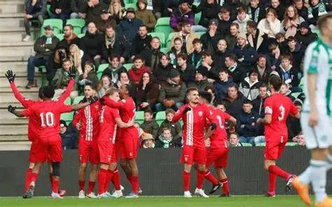 阿贾克斯训练开放日；赛前门线救险引欢呼；荷甲在即；球探报告显示潜力 -米兰app下载